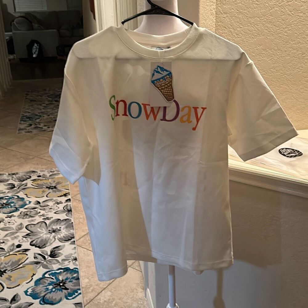 Snowday Men’s Medium Graphic Tee T Shirt Pullover White Short Sleeve Colorful NW